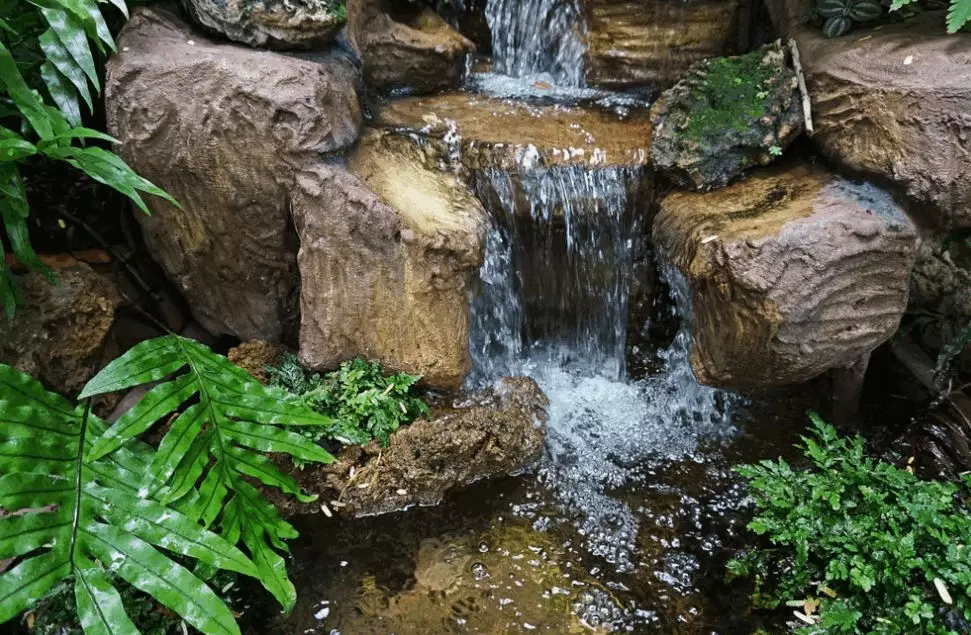 Cara membuat relief tebing taman adalah dengan mempersiapkan bahan seperti batu bata, semen, dan pasir. Pertama, buat adonan dengan mencampur air dan pasir, lalu lapisi dinding dengan adonan tersebut dan tempelkan batu bata sesuai desain. Gunakan paku sebagai penyangga untuk membentuk tonjolan pada relief, lalu ratakan permukaan untuk tampilan yang alami. Biarkan mengering selama beberapa hari, dan tambahkan lapisan cat warna alami atau terpal plastik untuk melindungi dari cuaca. Akhirnya, hiasi dengan tanaman perdu atau ornamen sesuai selera untuk menciptakan relief tebing taman yang menawan di halaman rumah Anda.